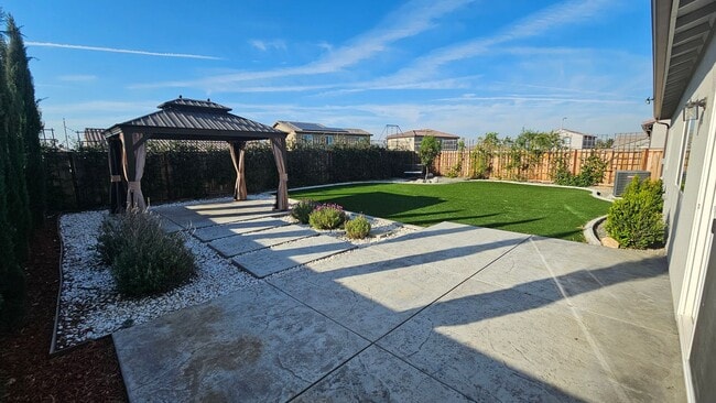 Photo - Modern 4 Bedroom Home in City in the Hills