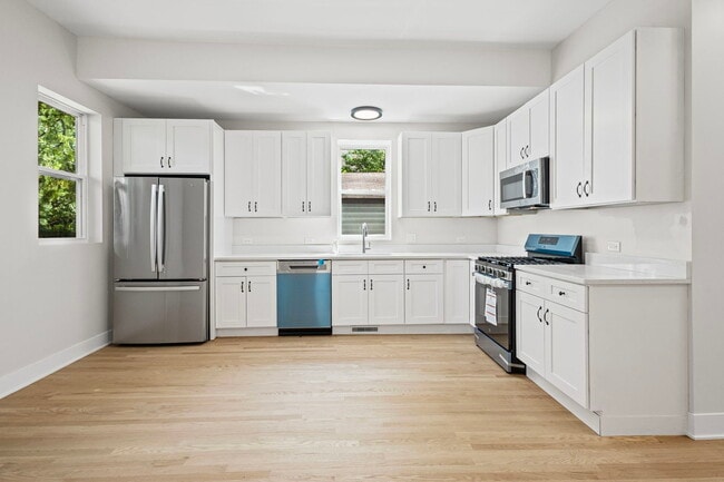 Building Photo - 6445 S Rhodes Ave Rental