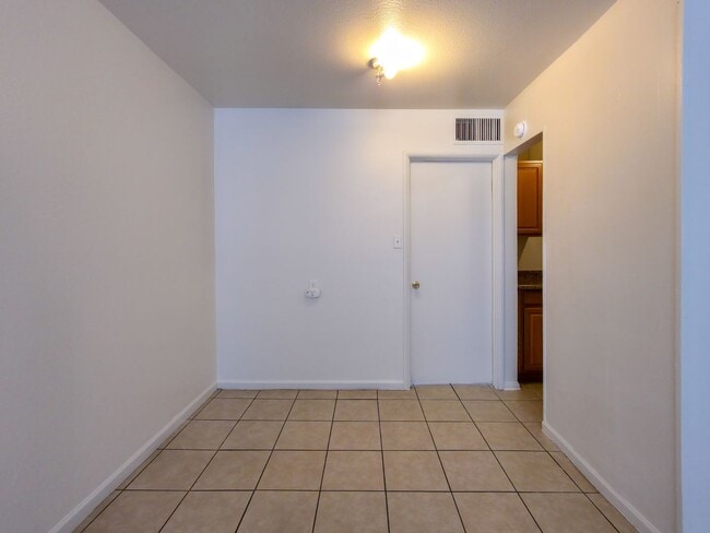 Photo - 579 W 3rd St Unidad 579 W 3rd St