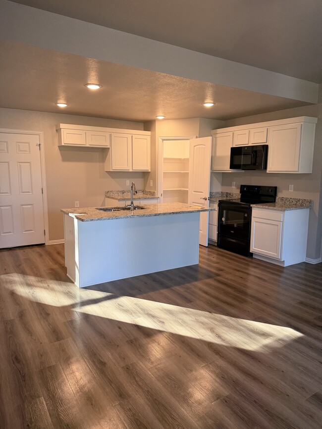 Photo - 713 Pemberly