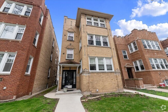 Building Photo - 5639 N Artesian Ave Rental