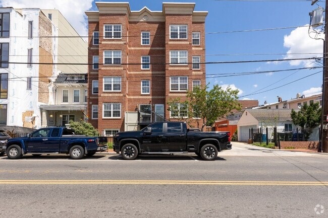 Building Photo - 911 Kennedy St NW Rental