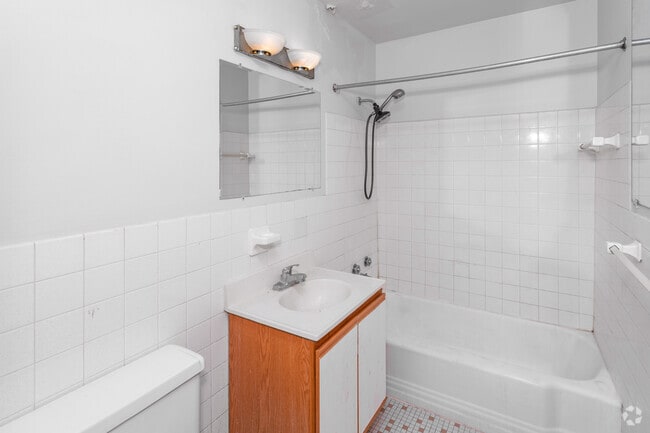3BR, 1BA - 1,026SF