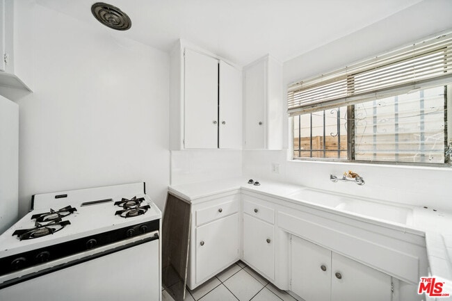 Photo - 2314 S Corning St Unidad 3