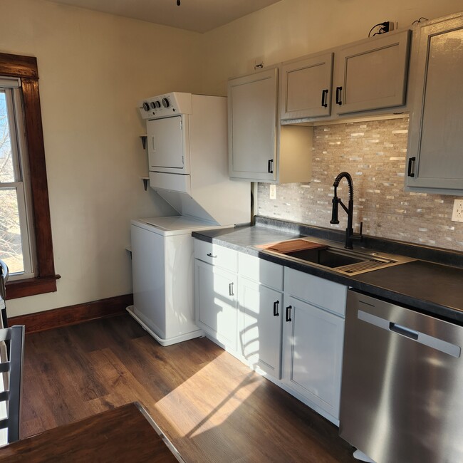 Building Photo - 1533 Elm St Unit 1535 Elm St Grinnell