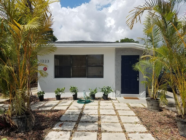 Building Photo - 1223 NE 18th Ave Unit 2