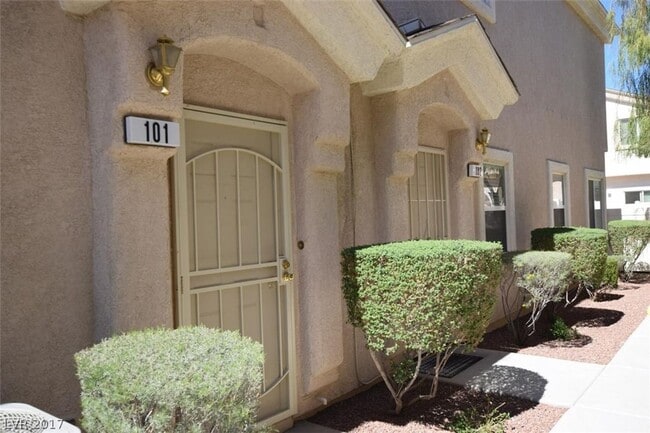 Photo - Cute 2 bed 2 bath townhouse with 1 car garage and washer and dryer in unit