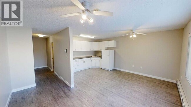 Photo - 9932-9105 105 Ave