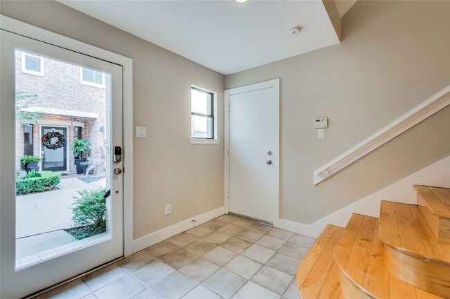 Photo - 609 Lester St