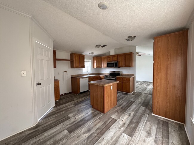Building Photo - 16206 Wood Dr Rental