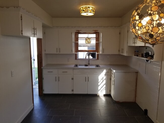 Newly remodeled kitchen. - 153 Thorlone Ave Casa