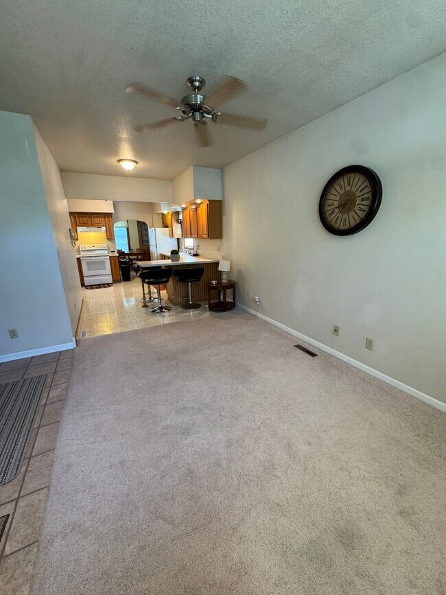 1015 Ave C