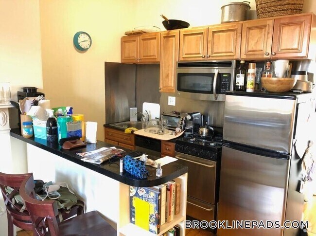 Building Photo - 1071 Beacon St Unit 7 Rental