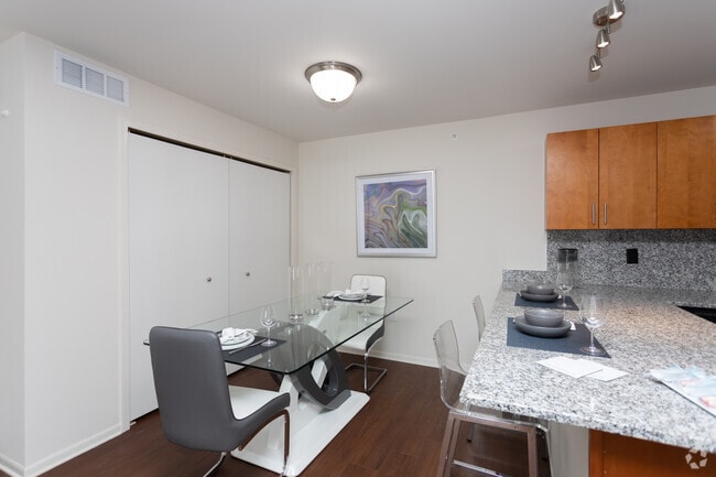 2BR, 1BA - 960 SF
