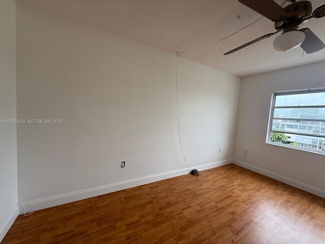 Building Photo - 400 Kings Point Dr Unit 527