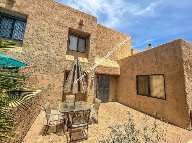 Building Photo - 2bd townhouse in Winterhaven