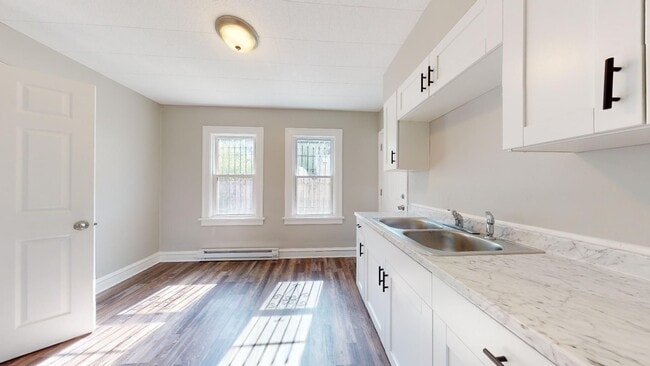 Building Photo - 3052 Sackett Ave Unit Back