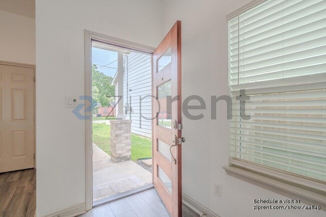 Photo - 4521 Clover St