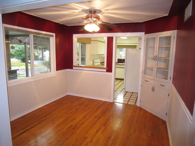 Photo - 915 Kumler St SE