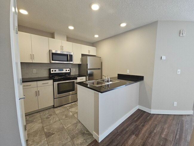 Building Photo - 16315 96A Av NW