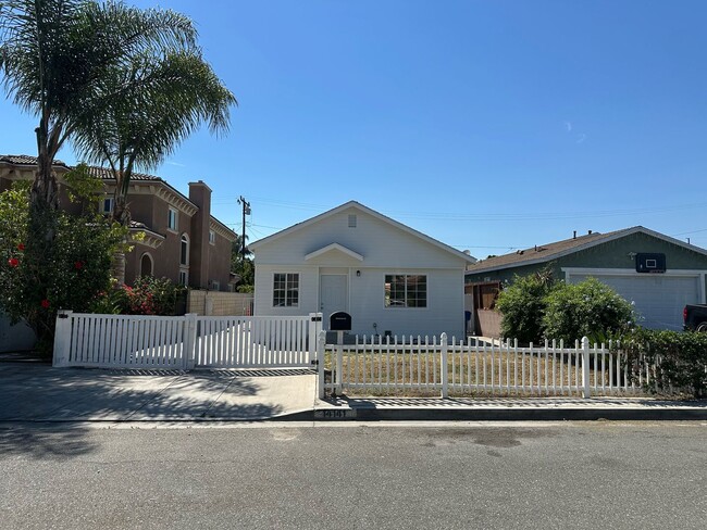 Building Photo - Completely Remodeled 2 Bed 1 Bath Charming... Rental