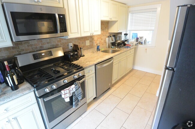 Building Photo - 15 Mansfield St Unit 2 Rental