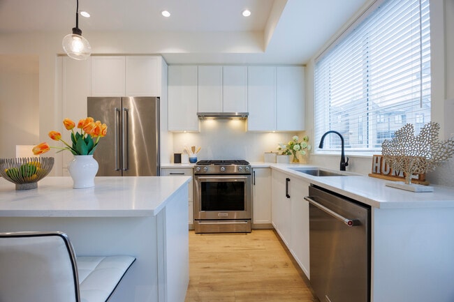 Photo - 19935 75A Av