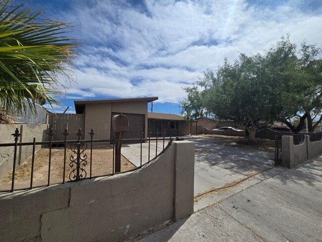 Building Photo - Newly Remodeled 3 Bedroom 1 Bathroom Home!...