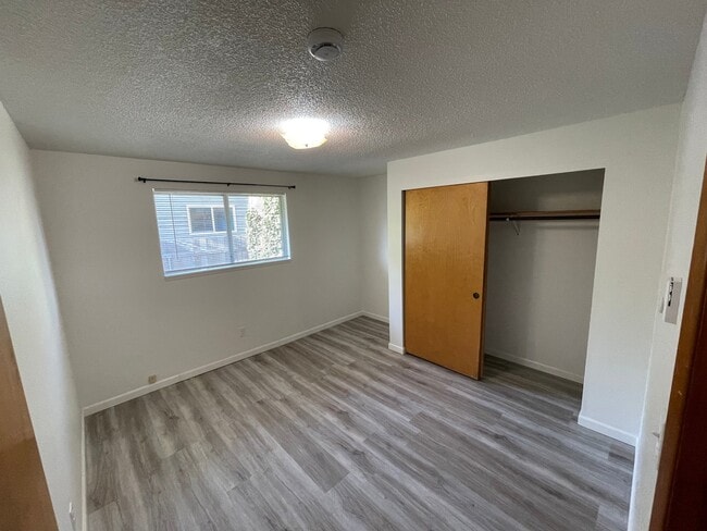 Photo - 2021 Thompson Ave