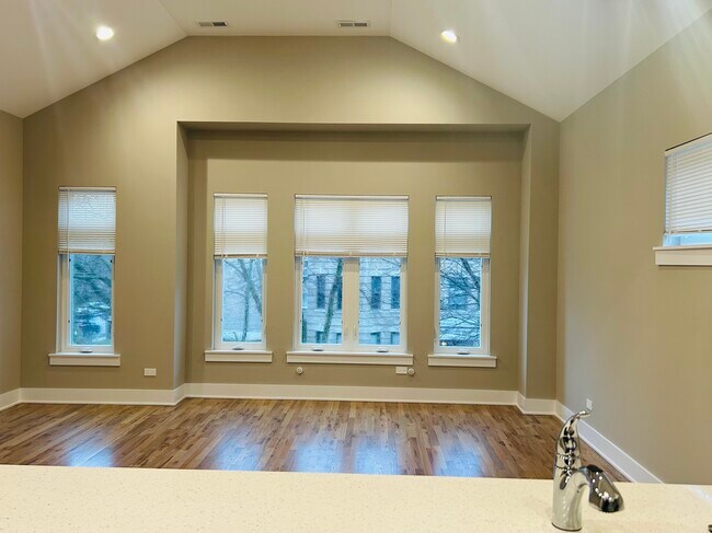 Photo - 643 E 50th St Unidad #3