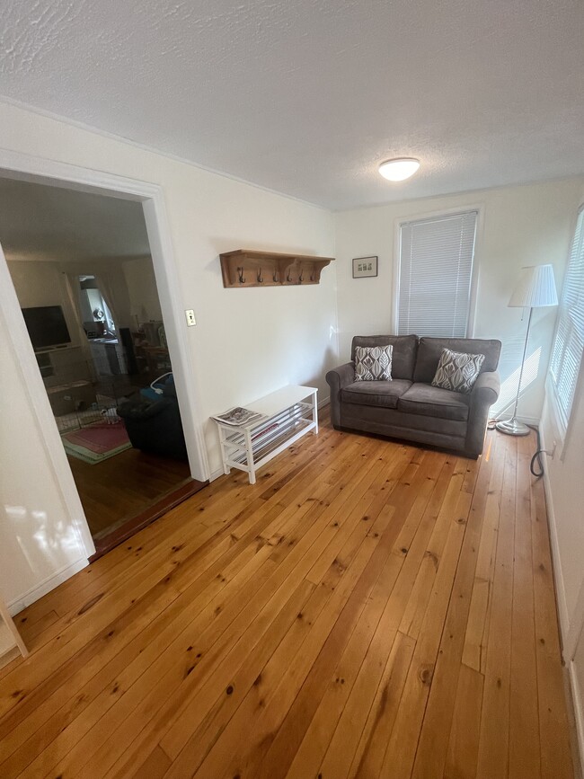 Photo - 2 Bedroom Single Family Home in Dundas