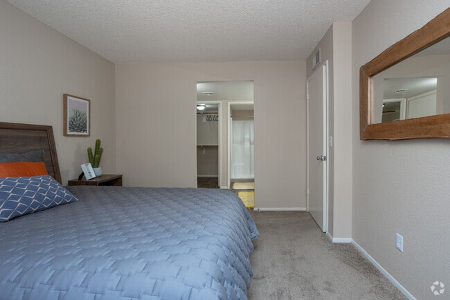 2BR, 2BA - 1,009SF