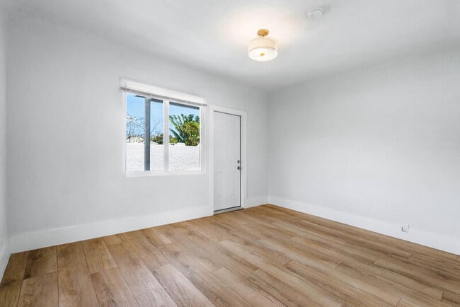 Photo - 414 33rd St Unit 201