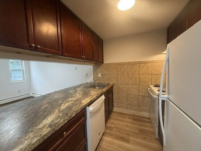 Tomshir Apartments