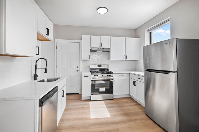 Photo - 7520 N Seeley Ave Unidad 3E