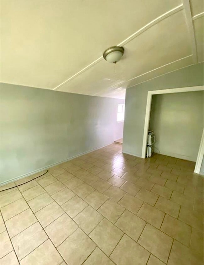 Photo - 623 W 5th St