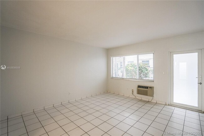 Photo - 7311 Byron Ave Unidad 5