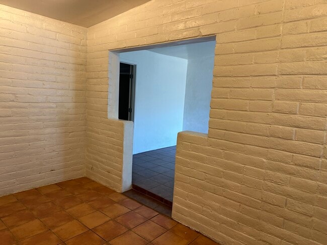 Photo - 651 N Goodman St Unidad apartment 2