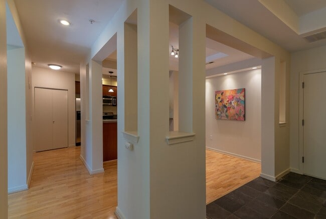 Photo - NO PARKING/2+ bed/2 bath top floor condo with full length balcony overlooking north park blocks/N... Unidad PNWPHE