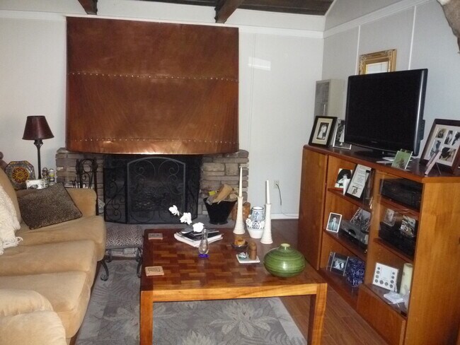 Living Room - 3501 Curlew St