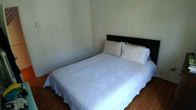 Photo - 2064-2064 Queen St E Unit 4