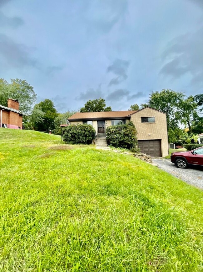 Building Photo - Bethel Park - 3 Bedroom Home - South Park Road - Pet Friendly!