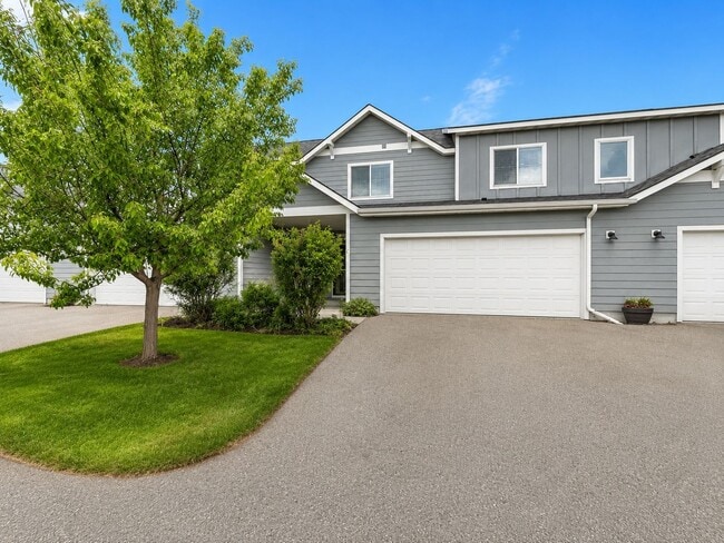 Building Photo - Beautiful 3 bedroom 2 1/4 bath townhouse in 4 Corners! Fenced backyard!