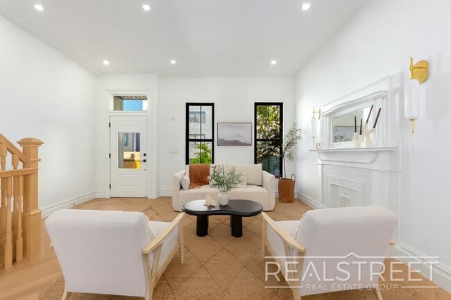 Building Photo - Stunning Brand New Townhouse for Rent in Bushwick!