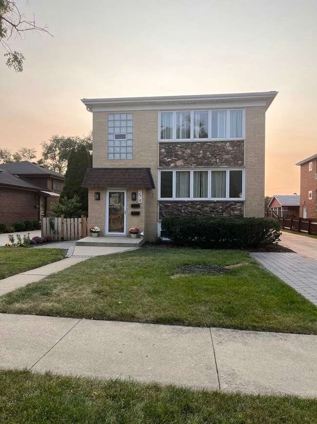 Building Photo - 278 N Oaklawn Ave Unit 2