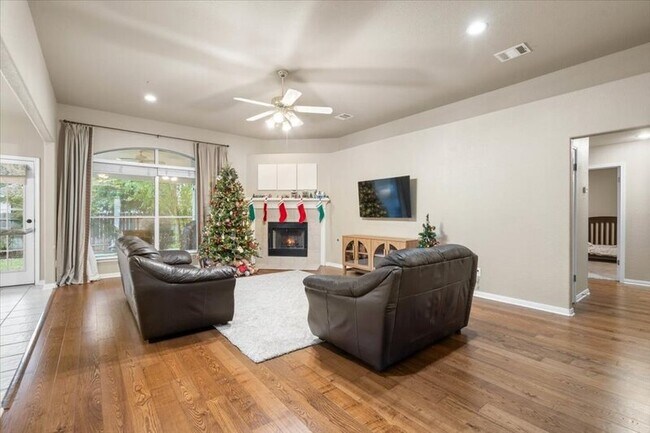 Photo - 920 Savanna Ln