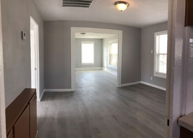 Photo - 102 N Avenue A