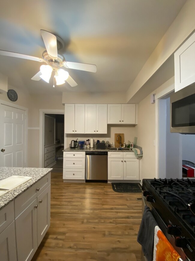 Photo - 5511 W Farragut Ave Apartments Unit 2