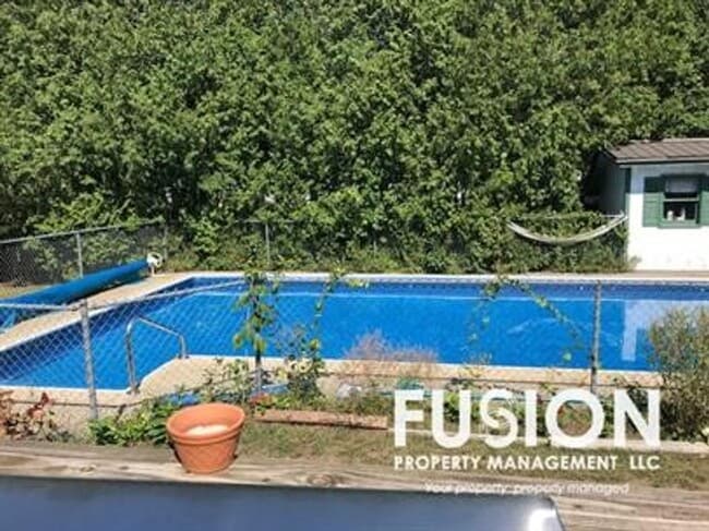 Building Photo - Spacious 3-Bedroom Home with POOL, Garage & Fenced Yard – New North End