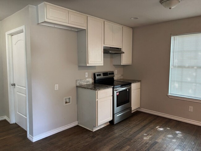 1709 W Elm St